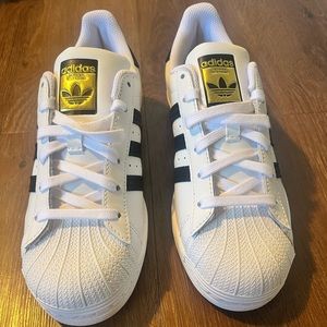 BEAND NEW NEVER WORN ADIDAS SUPERSTARS